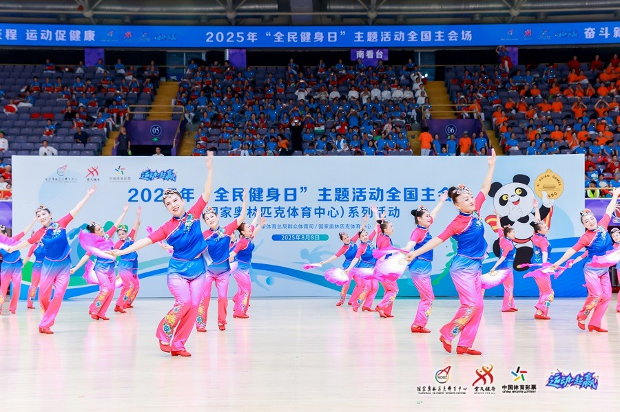 战报：十人曼联3-2伊镇，多尔古染红，马奎尔制胜